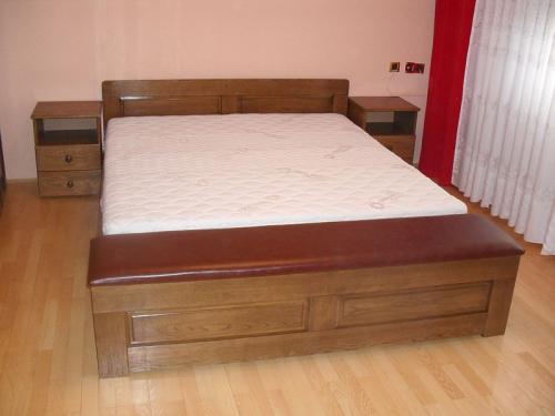 16 - Krevet